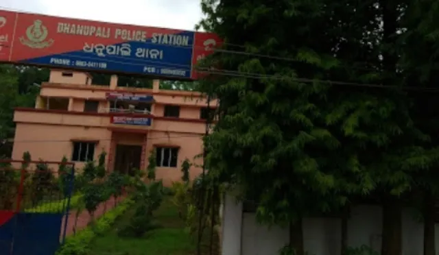 ଚାକିରିର ପ୍ରଲୋଭନ ଦେଖାଇ ଉତ୍ତରପ୍ରଦେଶରେ ୧୦ ବର୍ଷିୟା ପୁଅ ସହିତ ମହିଳାଙ୍କୁ ବନ୍ଧକ, ଥାନାରେ ଏତଲା ପରେ ବି ଶୁଣୁନି ପୁଲିସ