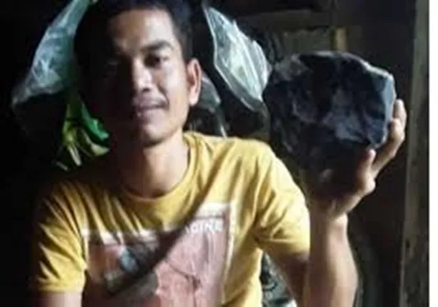 କାମ କରୁଥିବା ସମୟରେ ଘର ଛାତ କଣା କରି ଆକାଶରୁ ଖସିଲା ଉଲକା; ଗରିବ ବ୍ୟକ୍ତି ହୋଇଗଲେ ୧୦କୋଟି ଟଙ୍କାର ମାଲିକ !