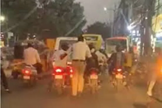 ୨ କିମି ପର୍ଯ୍ୟନ୍ତ ଦୌଡ଼ିଦୌଡ଼ି ଗହଳି ଭିତରୁ ଆମ୍ବୁଲାନ୍ସକୁ ବାଟ କଢ଼ାଇ ଦେଲେ କନେଷ୍ଟବଳ