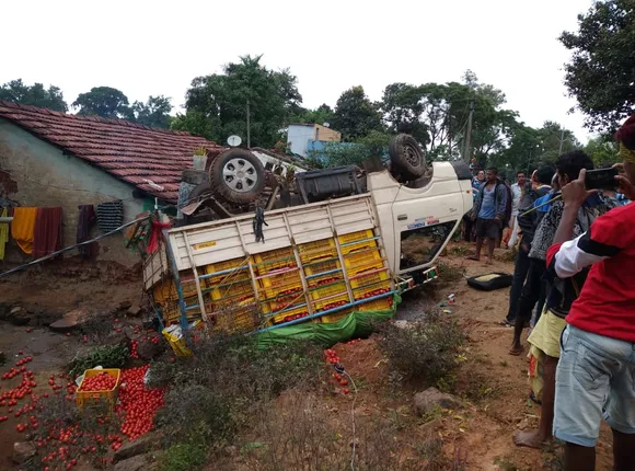 ଟମାଟୋ ବୋଝେଇ ଭ୍ୟାନ ଓଲଟିଲା; ଅଳ୍ପକେ ବର୍ତ୍ତିଲେ ଚାଳକ ଓ ହେଲ୍ପର