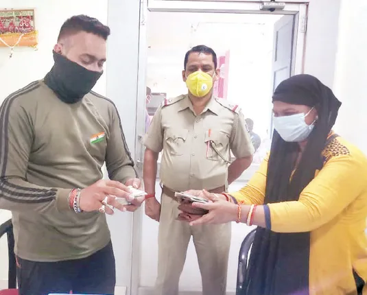 ରାସ୍ତାରୁ ପାଇଥିବା ୨୦ ହଜାର ଟଙ୍କା ଫେରାଇଲେ ମହିଳା କନେଷ୍ଟବଳ