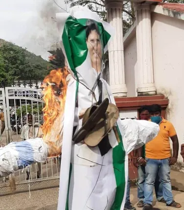 ପରୀ ହତ୍ୟାକାଣ୍ଡ ମାମଲା; ନୟାଗଡ଼ରେ ପୁଣି ମନ୍ତ୍ରୀ ଅରୁଣ ସାହୁଙ୍କ କୁଶପୁତ୍ତଳିକା ଦାହ କଲା ବିଜେପି