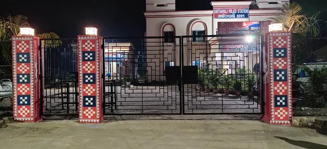 ଥାନା ଗେଟ୍‌ ଓ କାନ୍ଥରେ ସମ୍ବଲପୁରୀ ଛାପ