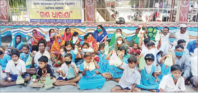 ‘ଚାଉଳ-ଅଣ୍ତା ନିଅ; ଆମ ସ୍କୁଲ୍‌ ଫେରାଇ ଦିଅ’