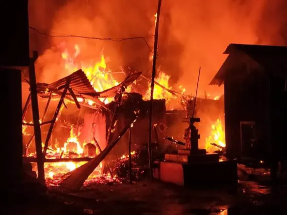 ରାଜନଗର: ବିଳମ୍ବିତ ରାତିରେ ଭୟାବହ ଅଗ୍ନିକାଣ୍ଡ, ୨୦୦ ପାରା ଜୀବନ୍ତ ଦଗ୍ଧ