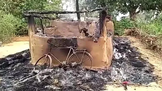 ଘର ପୋଡ଼ିବା ସହ ନିଜ ତଣ୍ଟି ଓ ପେଟ କାଟି ପକାଇଲେ ମାନସିକ ବିକାରଗ୍ରସ୍ତ ବ୍ୟକ୍ତି