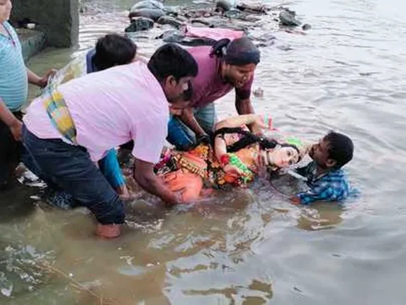 ନିରାଡ଼ମ୍ବରରେ ମା’ଙ୍କୁ ମେଲାଣି