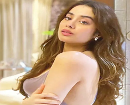 ବ୍ୟାକ୍‌ଲେସ୍‌ ଡ୍ରେସ୍‌ରେ ଜାହ୍ନବୀଙ୍କ ଫଟୋ ଭାଇରାଲ୍‌