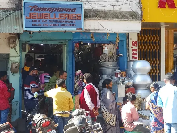 ଧନତେରାସ ପାଇଁ ସୁନାଦୋକାନରେ ଭିଡ଼: ଟ୍ରାଫିକ ସଜାଡିବାକୁ ପୁଲିସ ନାକେଦମ୍