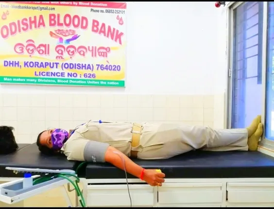 ୭୦ବର୍ଷୀୟା ବାସନ୍ତୀଙ୍କୁ ରକ୍ତ ଦେଇ ଜୀବନ ବଂଚାଇଲେ ପୁଲିସ କନେଷ୍ଟବଳ ସ୍ମିତା