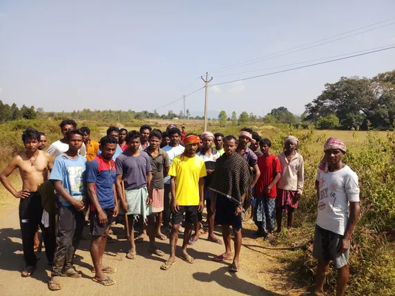 ମହୁମାଛି ଆକ୍ରମଣରେ ୩୦ ଗୁରୁତର, ଶ୍ମଶାନରେ ଶବ ଛାଡ଼ି ଧାଇଁଲେ ଲୋକେ