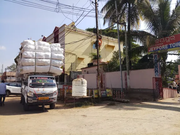 ବାଣିଜ୍ୟକର ପାଙ୍କିବା ଅଭିଯୋଗରେ ଧରା ପଡ଼ିଲା କୁରକୁରେ ଭ୍ୟାନ୍ : ୨୪ହଜାର ଜୋରିମାନା ପକାଗଲା