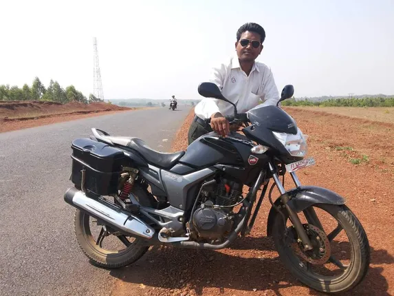 କାମ ଛୋଟ କି ବଡ଼ ନୁହେଁ : କୋରିୟର ବୟ ରାଜୁ ଏବେ ପାଲଟିଛନ୍ତି ୨୬ ପରିବାରକୁ ଆହାର ଯୋଗାଉଥିବା ରାଜୁ ସାର୍