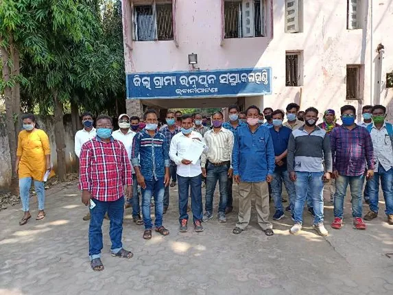 ବିଭିନ୍ନ ଦାବି ନେଇ କଳାହାଣ୍ଡି ଗାଁ ସାଥି ସଙ୍ଘ ପକ୍ଷରୁ ପିଡ଼ି ଡିଆରଡିଏଙ୍କୁ ଦାବିପତ୍ର ପ୍ରଦାନ