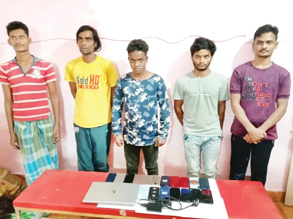 ଲ୍ୟାପ୍‌ଟପ୍‌, ମୋବାଇଲ, ଟଙ୍କା ଜବତ; ୫ ଗିରଫ