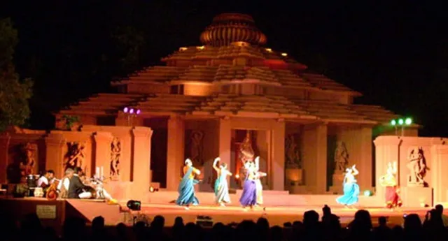 କୋଭିଡ୍‌ କଟକଣା ନେଇ ସରକାରଙ୍କ ଦୋମୁହାଁ ନୀତି : କୋଣାର୍କ ଉତ୍ସବ କ’ଣ ସାଂସ୍କୃତିକ କାର୍ଯ୍ୟକ୍ରମ ନୁହେଁ