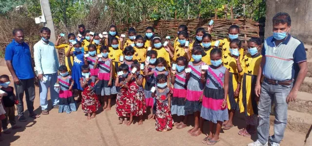 ଶତାଧିକ କୁନି କୁନି ପିଲାଙ୍କୁ ଡ୍ରେସ ସହ ବିଭିନ୍ନ ସାମଗ୍ରୀ ବଣ୍ଟନ କଲେ ଯୁବକ