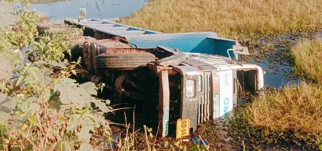 ଦୁର୍ଘଟଣାଗ୍ରସ୍ତ ହୋଇ ପାଣିରେ ଖସି ପଡ଼ିଲା ଦଶଚକିଆ ଟ୍ରକ୍