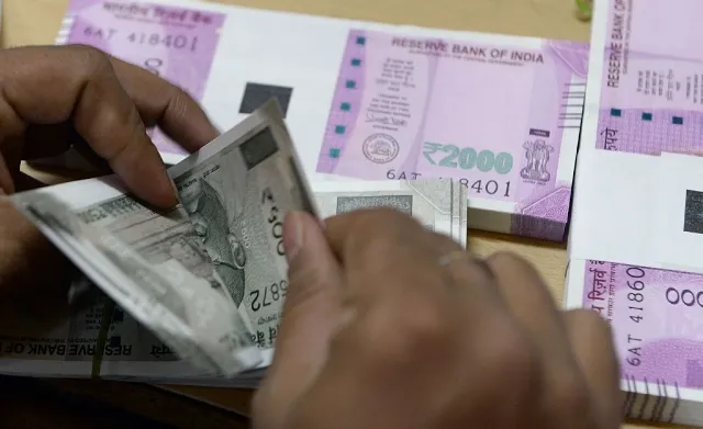 ୧୦୫ ପଇସା ତଳକୁ ଖସିଲା ଟଙ୍କା