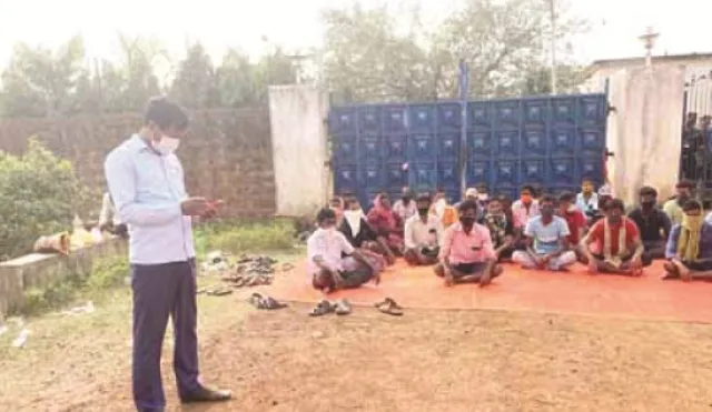 ଓଟିଭି ସାରୁଅ କାର୍ଯ୍ୟାଳୟ ସମ୍ମୁଖରେ ଠିକା କର୍ମଚାରୀଙ୍କ ଧାରଣା