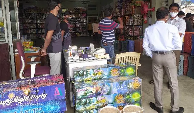 ପାରଳାଖେମୁଣ୍ଡିରେ ଖୋଲାଖୋଲି ବାଣ ବିକ୍ରି: ଅତିରିକ୍ତ ତହସିଲଦାର ପହଞ୍ଚି ଦୋକାନ ବନ୍ଦ କରିବା ପାଇଁ ନିର୍ଦ୍ଦେଶ ଦେଲେ