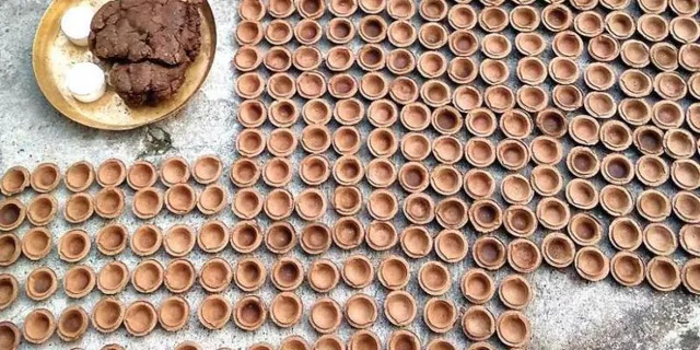 ନିଆରା କୈଳାସ! ଗାଈ ଗୋବରରେ ତିଆରି କରୁଛନ୍ତି ଦୀପ; କୋଭିଡରେ ଚାକିରି ହରାଇଥିବା ବ୍ୟକ୍ତିଙ୍କୁ ଦେଇଛନ୍ତି ନିଯୁକ୍ତି