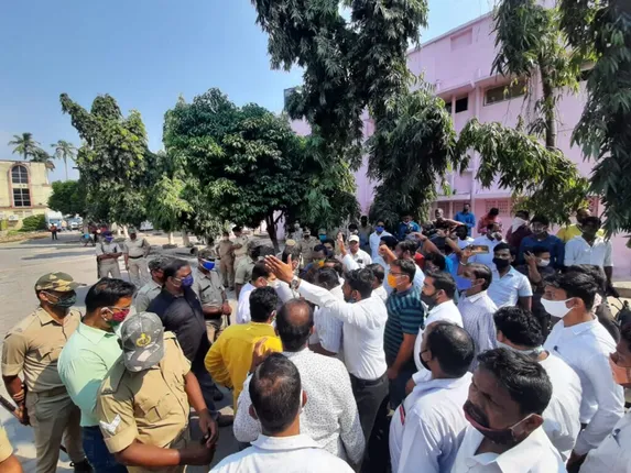 ୨୪ ଘଣ୍ଟାରେ ୨ ହାଜତ ମୃତ୍ୟୁ : ବାଡ଼େଇ ମାରିଦେଲେ! ପୁରୀରେ ପୁଲିସ-ଜନତା ଧସ୍ତାଧସ୍ତି