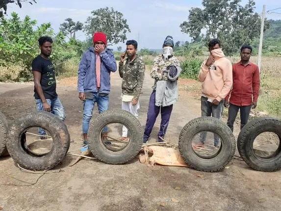 ସିମେଣ୍ଟ ବୋଝେଇ ଟ୍ରକର ଚକ ତଳେ ଚାପି ହୋଇ ମହିଳାଙ୍କର ମୃତ୍ୟୁ, କ୍ଷତିପୂରଣ ଦାବି କରି ରାସ୍ତାରୋକ