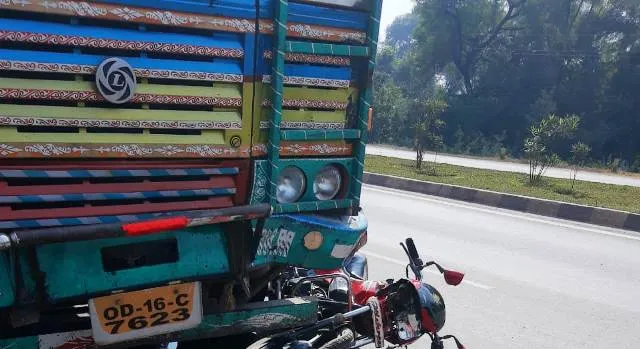 ରାଜଗାଙ୍ଗପୁର: ଟ୍ରକ୍ ଓ ବାଇକ୍ ଧକ୍କା, ପ୍ରାଣ ହରାଇଲେ ବାଇକ୍ ଆରୋହୀ