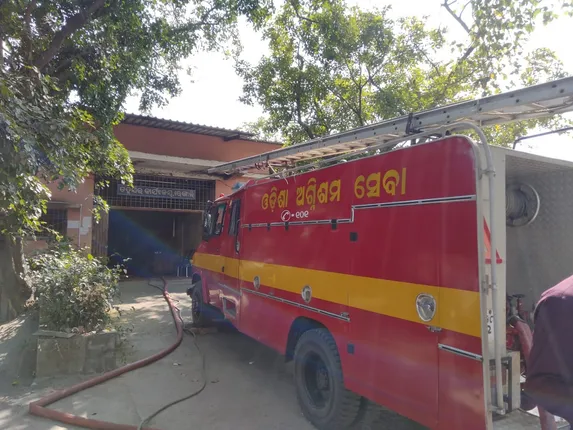 ତହସିଲ କାର୍ଯ୍ୟାଳୟରେ ନିଆଁ ଲଗାଇଦେଲେ ଯୁବକ