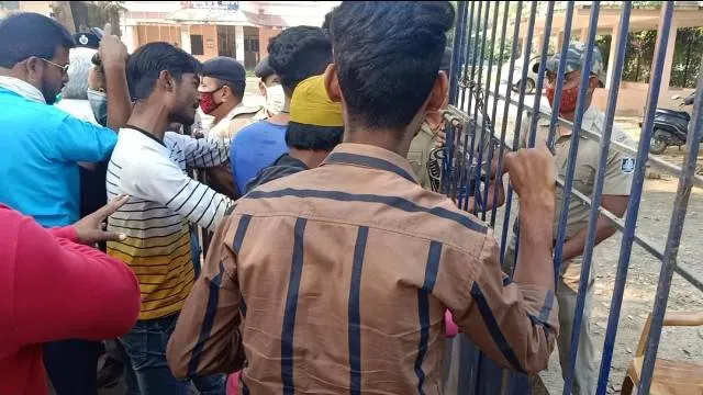 ହାଜତ ମୃତ୍ୟୁ ଅଭିଯୋଗରେ ଥାନା ଘେରାଉ, ପୁଲିସ-ଉତ୍ତେଜିତ ଲୋକ ମୁହାଁମୁହିଁ