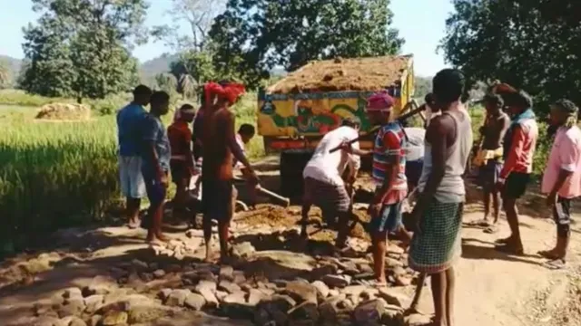 ପ୍ରଶାସନ ନ ଶୁଣିବାରୁ ନିଜ ଉଦ୍ୟମରେ ରାସ୍ତା ମରାମତି କଲେ ପେଡ଼ାକୋଣ୍ଡା ଗ୍ରାମବାସୀ