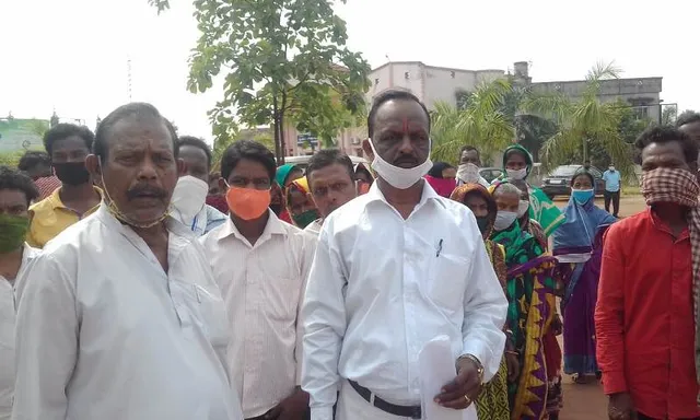 ଖୋର୍ଦ୍ଧା: ସ୍କୁଲ ସ୍ଥାନାନ୍ତରକୁ ନେଇ ଶବର ସାହି ବାସିନ୍ଦାଙ୍କ ବିରୋଧ