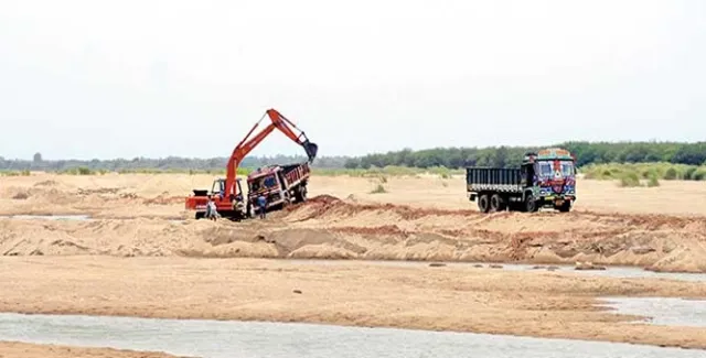 ବାଲି ମାଫିଆଙ୍କୁ ଭୟ ନା ଚାପ! ପୁଲିସ୍‌ ମୁଣ୍ଡରେ ବନ୍ଧୁକ ଲଗାଇଲେ ବି ରୁଜୁ ହେଉନି ମାମଲା