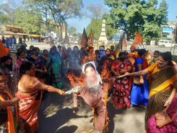 ‘ପରୀ’ ପ୍ରସଙ୍ଗକୁ ନେଇ ଗର୍ଜିଲା ସମ୍ବଲପୁର ବିଜେପି ମହିଳା ମୋର୍ଚ୍ଚା, ମନ୍ତ୍ରୀ ଅରୁଣ ସାହୁଙ୍କ କୁଶପୁତ୍ତଳିକା ଦାହ ଓ ଇସ୍ତଫା ଦାବି