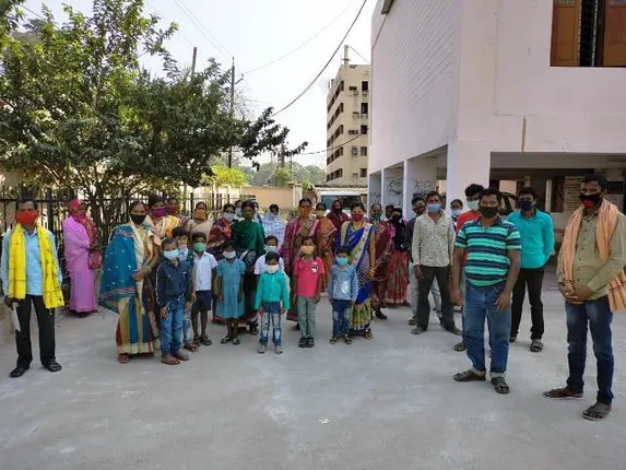 ସ୍କୁଲ ମିଶ୍ରଣ ନ କରିବା ପାଇଁ ଜିଲ୍ଲାପାଳଙ୍କ ଦ୍ବାରସ୍ଥ ହେଲେ ପଳସାମାଲ ଗ୍ରାମବାସୀ