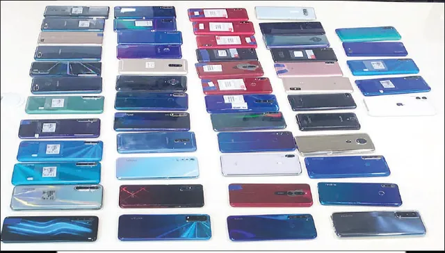 ଲୁଟେରା ଲିଡର୍‌ ଗିରଫ, ୫୩ ସ୍ମାର୍ଟଫୋନ୍‌ ଜବତ