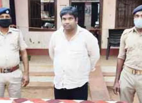 ନକଲି ଗୃହ ସଚିବ କାହ୍ନୁ ପ୍ରଧାନ ଗିରଫ: କାର୍‌, ଜାଲ୍‌ ପ୍ରମାଣପତ୍ର ଜବତ