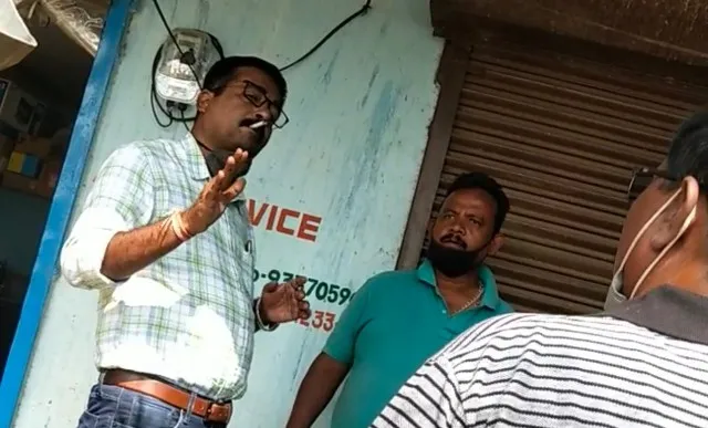 ଧୂମପାନ ନିଷେଧ ଆଇନକୁ ଫୁ : ସର୍ବସାଧାରଣ ସ୍ଥାନରେ କରୋନା କଟକଣାକୁ ଉଂଲଘନ କରି ସିଗାରେଟ ଟାଣିଲେ କନିଷ୍ଠ ଯନ୍ତ୍ରୀ