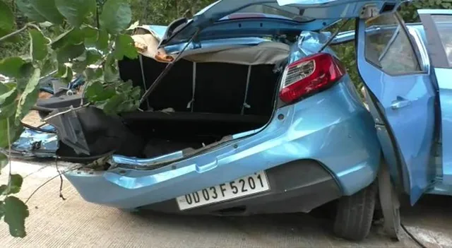 ଭିଡିଓ: ଟେଲିଫୋନ୍‌ ମରାମତି ପାଇଁ ରାସ୍ତାରେ ଛିଡ଼ା ହୋଇଥିଲା ଗାଡ଼ି, କାର ଧକ୍କାରେ ପ୍ରାଣ ହାରିଲେ ଯୁବକ, ଜଣେ ଆହତ