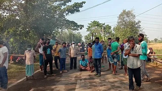 ଡ୍ରେନେଜ ସମସ୍ୟାକୁ ନେଇ ବାରିପଦା-ଲୁଲୁଙ୍ଗ୍ ରାସ୍ତା ଅବରୋଧ, ସମସ୍ୟାରେ ପଡ଼ିଲେ ପର୍ଯ୍ୟଟକ