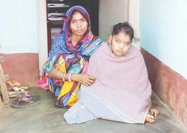 ଜୀବନ ସଂଘର୍ଷରେ ସୁଚିତ୍ରା, ସ୍କୁଲ୍ ବଦଳରେ ବିଛଣା ତା'ର ଠିକଣା