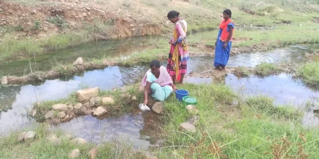 ପାଣି ମୁନ୍ଦିଏ ପାଇଁ ଗାଁ ଝରଣା ଭରସା