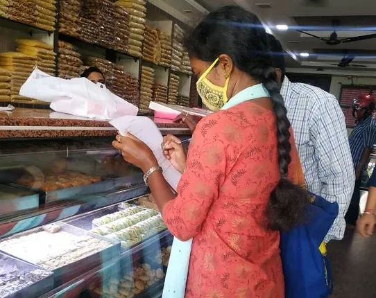 ଦୀପାବଳି ପୂର୍ବରୁ ମିଠା ଦୋକାନରେ ଯାଞ୍ଚ, ୨୦ କେଜି ମିଠା ନଷ୍ଟ