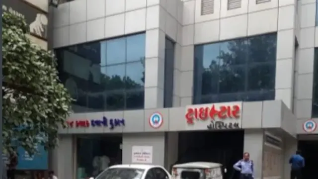 ସୁରଟ ହସ୍ପିଟାଲରେ ଅଗ୍ନିକାଣ୍ଡ: ରୋଗୀମାନଙ୍କୁ ସ୍ଥାନାନ୍ତର କଲା ଡାକ୍ତରଖାନା, ନିଆଁ ଲିଭାଇବା କାର୍ଯ୍ୟ ଆରମ୍ଭ