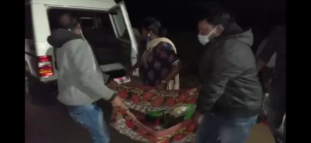 ମାନବିକତା ଦେଖାଇଲେ ପୁଲିସ ଓ ସାମ୍ବାଦିକ: ରକ୍ତଜୁଡୁବୁଡୁ ଅବସ୍ଥାରେ ମହିଳାଙ୍କୁ ଉଦ୍ଧାର କରି ଡାକ୍ତରଖାନାରେ ଭର୍ତ୍ତି କଲେ