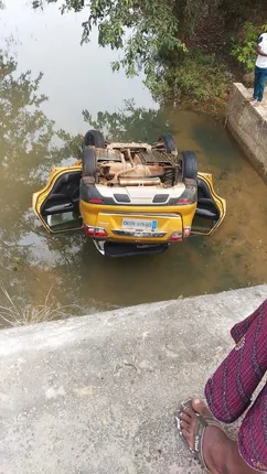 ଭାରସାମ୍ୟ ହରାଇ ପୋଲ ତଳକୁ ଖସିଲା କାର