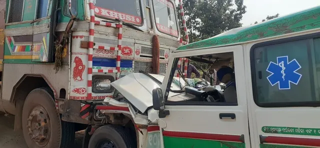 ଛିଡ଼ା ହୋଇଥିବା ଟ୍ରକକୁ ଧକ୍କା ଦେଲା ଆମ୍ବୁଲାନ୍ସ, ଚାଳକ ମୃତ