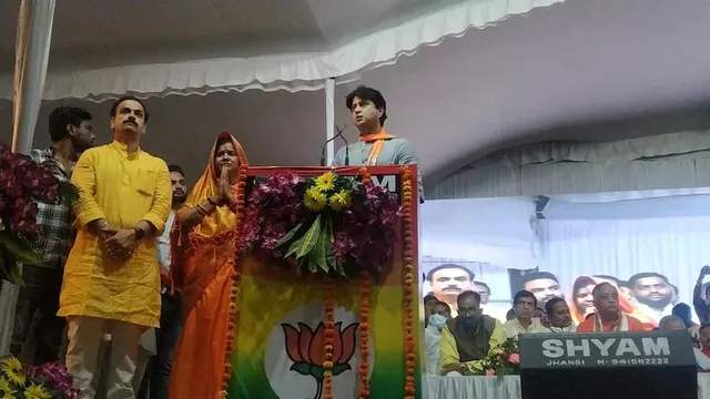 ପ୍ରଚାର ସମୟରେ ବିଜେପି ପରିିବର୍ତ୍ତେ କଂଗ୍ରେସକୁ ଭୋଟ ଦେବାକୁ କହିଲେ ଜ୍ୟୋତିରାଦିତ୍ୟ ସିନ୍ଧିଆ, ଭାଇରାଲ ହେଲା ଭିଡିଓ