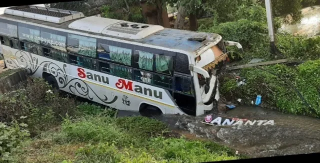 ଭାରସାମ୍ୟ ହରାଇ ରାସ୍ତା କଡକୁ ଖସି ପଡିଲା ବସ୍, ୧୧ ଯାତ୍ରୀ ଆହତ